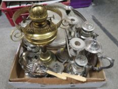 A TRAY OF ASSORTED METALWARE TO INCLUDE TILLY LAMPS ETC