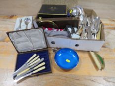 A SELECTION OF SILVER PLATED WARE TO INCLUDE A REED & BARTON SQUIRREL NUT DISH, TWIN HANDLED SWAN