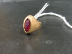 A MARQUISE SHAPED CONTINENTAL RING STAMPED 750 SET WITH A RUBY STYLE STONE - APPROX WEIGHT 4 G