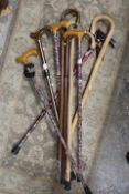 A COLLECTION OF VINTAGE WALKING STICKS, MODERN WALKING STICKS ETC