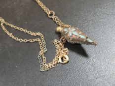 UNUSUAL ANTIQUE ENAMEL AND YELLOW METAL SCENT BOTTLE ON CHAIN