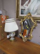 A MODERN SHAPED GILT MIRROR TOGETHER WITH A FLORAL TABLE LAMP (2)
