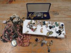 AN ASSORTMENT OF COSTUME JEWELLERY