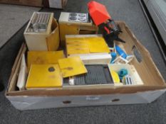 A TRAY OF VINTAGE SINDY DOLLS KITCHEN FURNITURE TO INCLUDE OUTDOOR ROTISSERIE CHICKEN STAND, BAR