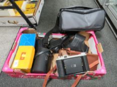A TRAY OF PHOTOGRAPHY EQUIPMENT TO INCLUDE CAMERA, LENS ETC