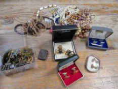A SELECTION OF VINTAGE COSTUME JEWELLERY ETC