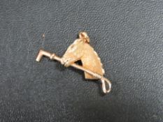 A HALLMARKED 9CT GOLD EQUESTRIAN THEMED PENDANT - APPROX WEIGHT ?;