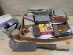 A TRAY OF ASSORTED COLLECTABLES TO INCLUDE AN ANTIQUE BLADED HAND TOOL