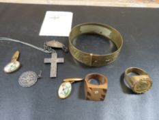 A TRAY CONTAINING GENTS DRESS RINGS, CUFFLINKS ETC