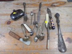 A SMALL BAG OF COLLECTABLES TO INCLUDE POCKET KNIVES, HIP FLASK ETC