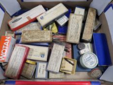 A SMALL TRAY OF VINTAGE WATCH REPAIR PARTS, BOXES ETC
