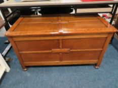 A 20TH CENTURY OAK PANELLED BLANKET BOX W-104 CM