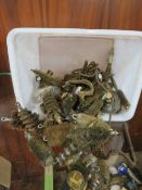 A SMALL TRAY OF VARIOUS GUN CLEANING BRUSHES