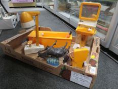 A TRAY OF VINTAGE SINDY DOLLS SALON AND BATHROOM FURNITURE TO INCLUDE OVERHEAD HAIR DRYER WITH SEAT,