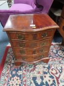 A SMALL REPRODUCTION SERPENTINE CHEST OF FOUR DRAWERS W-42 CM