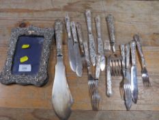 A HALLMARKED SILVER ANTIQUE PICTURE FRAME A/F TOGETHER WITH A SELECTION OF HALLMARKED SILVER HANDLED