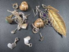QUANTITY OF VINTAGE SILVER JEWELLERY