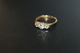 A HALLMARKED 18CT GOLD THREE STONE DIAMOND RING - APPROX WEIGHT 3.8 G, RING SIZE M
