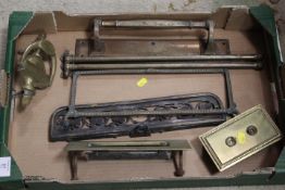 A SMALL SELECTION OF BRASS WARE TO INCLUDE DOOR KNOCKER DOOR HANDLE LETTER BOX COVER ETC.