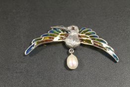 A SILVER AND ENAMEL HUMMINGBIRD BROOCH WITH PEARL DROPPER
