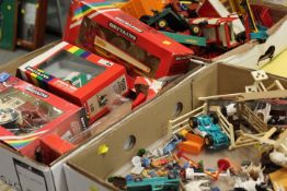 A TRAY OF ASSORTED FARM YARD TOYS TO INCLUDE MANY PLASTIC BRITAINS FARM YARD ANIMALS TOGETHER WITH