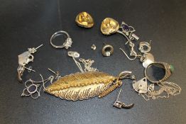 QUANTITY OF VINTAGE SILVER JEWELLERY