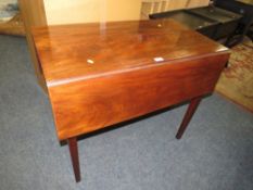 A 19TH CENTURY MAHOGANY PEMBROKE TABLE