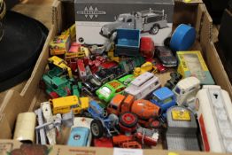 A TRAY OF DIE CAST CARS ETC TO INCLUDE DINKY, LESNEY ETC,