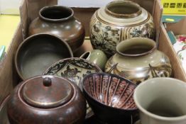 A TRAY OF ASSORTED STUDIO POTTERY / CERAMICS