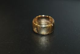 A HALLMARKED 9CT GOLD WEDDING BAND - APPROX WEIGHT 9.7 G