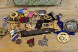 A SMALL TRAY OF ASSORTED MASONIC / BUFFALO MEDALS, BADGES ETC