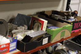 FIVE TRAYS OF ASSORTED CERAMICS & SUNDRIES TO INCLUDE SPODE BLUE AND WHITE, ROYAL DOULTON ETC & A SE