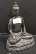 A CAST BRONZE BUDDHA / DEITY FIGURE