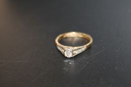 A HALLMARKED 18CT GOLD DIAMOND SOLITAIRE RING - APPROX WEIGHT 2.8 G, RING SIZE P