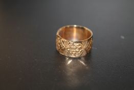 A HALLMARKED 9CT GOLD ENGRAVED BAND - APPROX WEIGHT 4.7 G