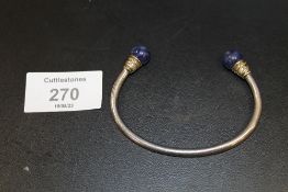A HALLMARKED SILVER BANGLE SET WITH POLISHED BLUE AGATE