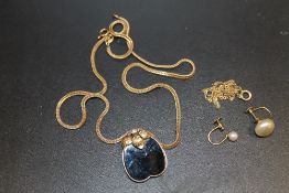 AN UNUSUAL HALLMARKED 9CT GOLD MOUNTED POLISHED STONE PENDANT IN THE FORM OF AN APPLE ON A