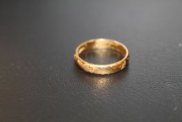 A HALLMARKED 22CT GOLD WEDDING BAND - APPROX WEIGHT 4.4 G