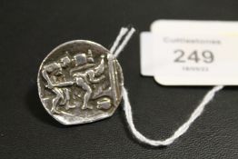 A VINTAGE WHITE METAL (PROBABLY SILVER) BUTTON DEPICTING THE DEATH OF KING EDWARD