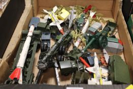 A TRAY OF DIE CAST TOYS CONSISTING OF MAINLY MILITARY VEHICLES TO INCLUDE PLASTIC TOY SOLDIERS