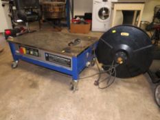 A PLASTIC STRAPPING BANDING MACHINE