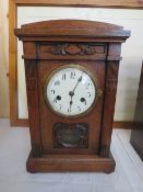 AN EARLY 20TH CENTURY OAK CASED MANTEL CLOCK, STRIKING ON A BELL, H 38.5 cm