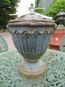 A SMALL CAST IRON TABLE URN, H 28 cm