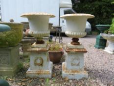 A PAIR OF CAST IRON CAMPANA URNS ON SQUARED PLINTHS, H 87 cm (2)