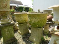 A PAIR OF CONCRETE CIRCULAR GARDEN URNS ON SQUARED PLINTHS, H 75 cm (2)