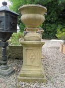 A STONE GARDEN URN ON A SQUARED PLINTH, H 102 cm