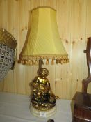 A LARGE 20TH CENTURY GILT METAL CHERUBIC TABLE LAMP WITH SHADE, OVERALL H 63.5 cm