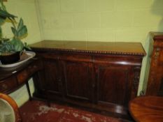 A MID VICTORIAN LARGE MAHOGANY SERVING SIDEBOARD, W 170 cm