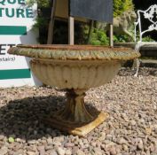 AN ANTIQUE LOW CAST IRON PEDESTAL GARDEN URN, H 34 cm, DIA. 55 cm