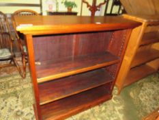 A MAHOGANY OPEN BOOKCASE WITH ADJUSTABLE SHELVES,W 122 cm
